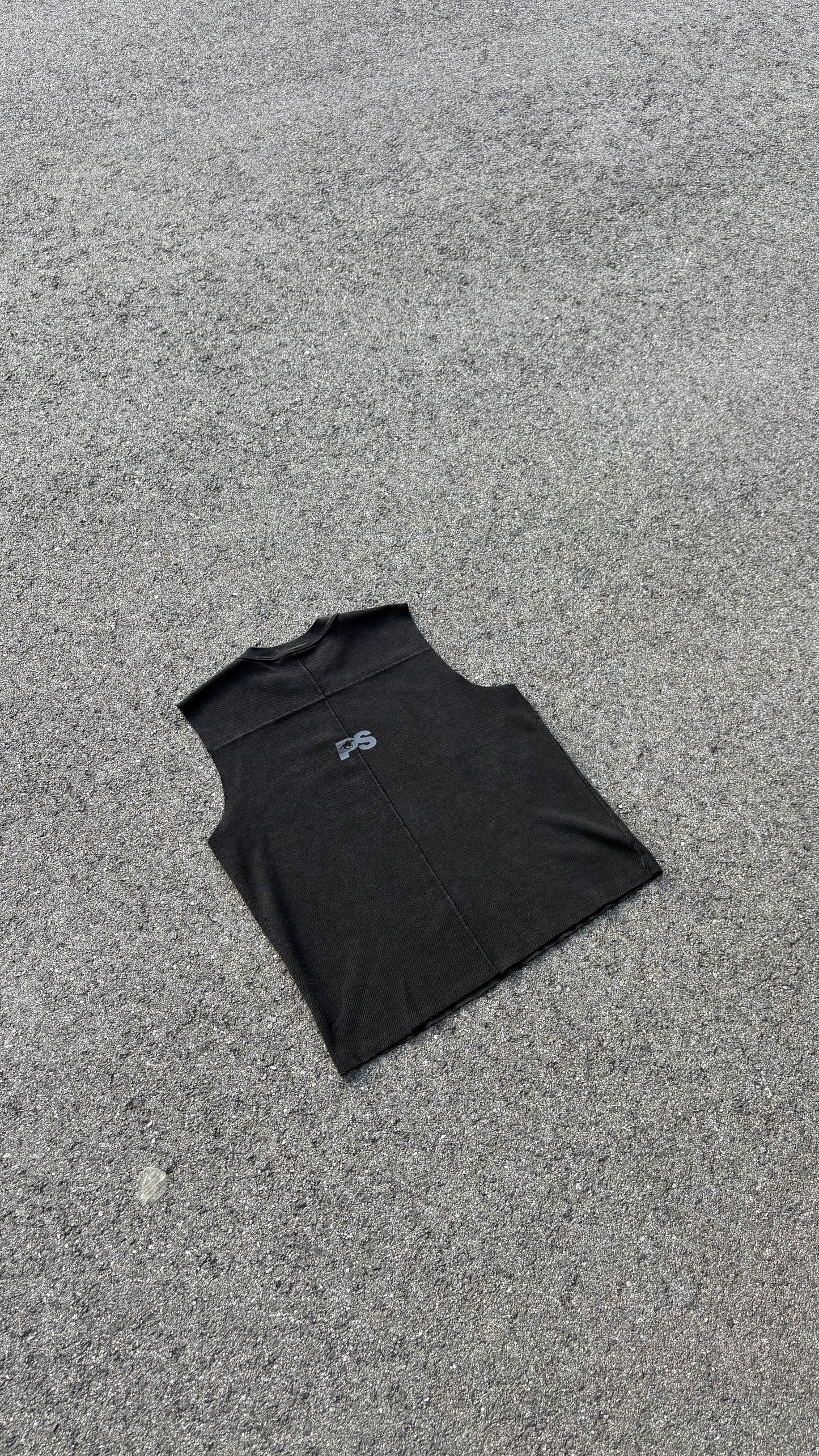 "THE SLEEVELESS" TSHIRT