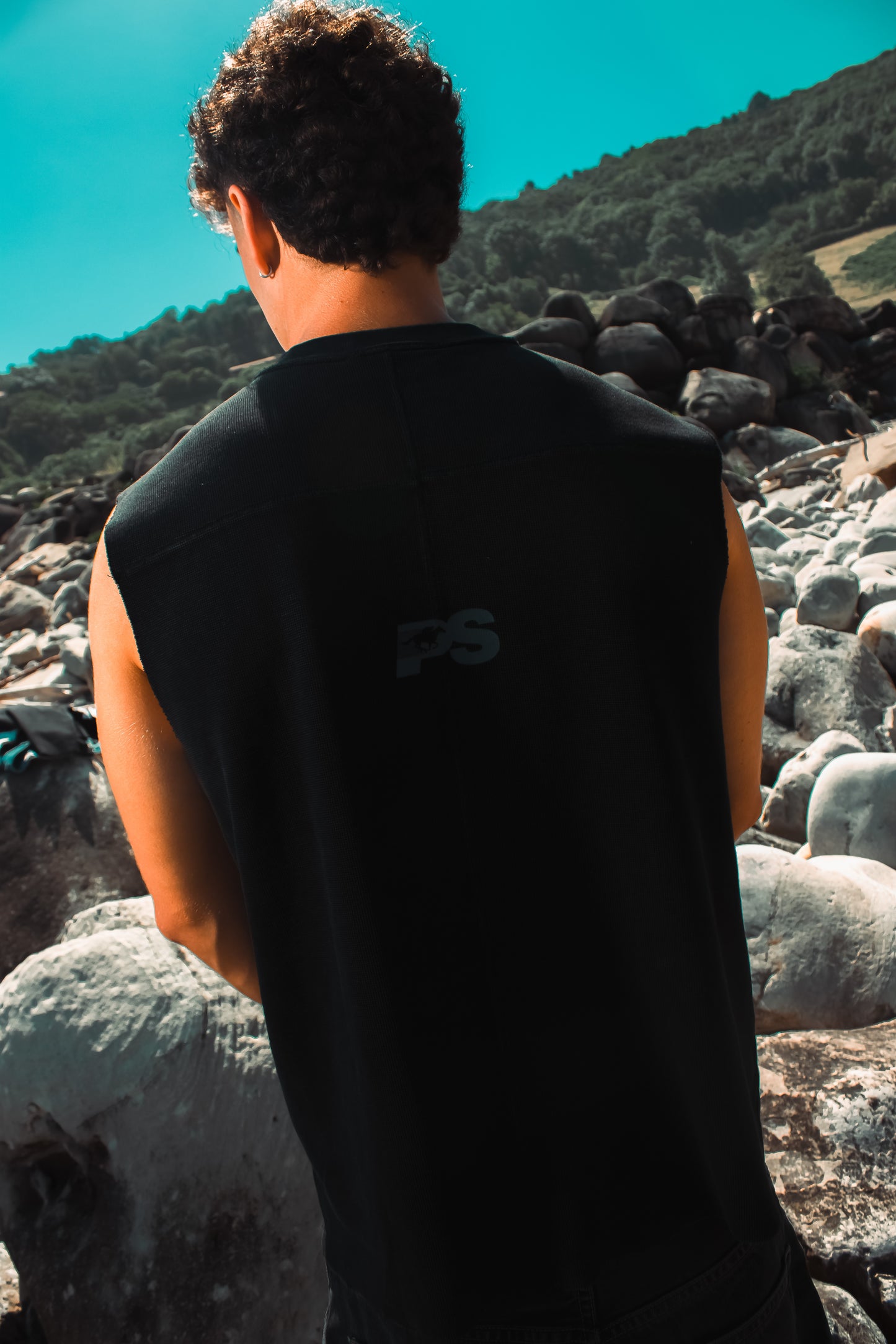 "THE SLEEVELESS" TSHIRT